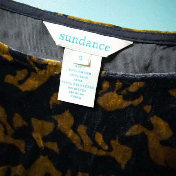 Sundance Silk Velvet Textured Horse Print Short Sleeve Tunic Blouse Size Small - Picture 3 of 6